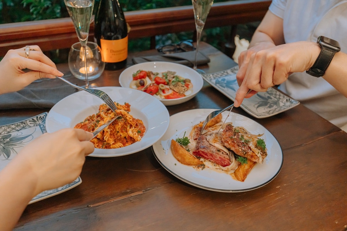 Checking the restaurant’s menu in advance helps you choose options that fit your budget for the meal